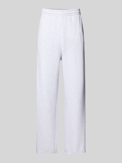 Produktfoto, Straight Leg Sweatpants mit elastischem Bund von KARL KANI aus Baumwoll-Mix in Hellgrau, Gesäßtasche, Innenbeinlänge 39 cm Größe M
