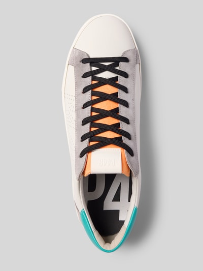 Produktfoto, Sneaker aus Leder mit Label-Details Modell 'JACKC 130' von P448, Farben Weiß, Grau, Orange, Türkis, abgerundete Form, strukturierte Sohle, Schnürverschluss, Kontext: Herren Sneaker, beschichtetes Leder, Schafthöhe 7 cm, Schaftweite 9 cm, Absatzhöhe 3 cm.