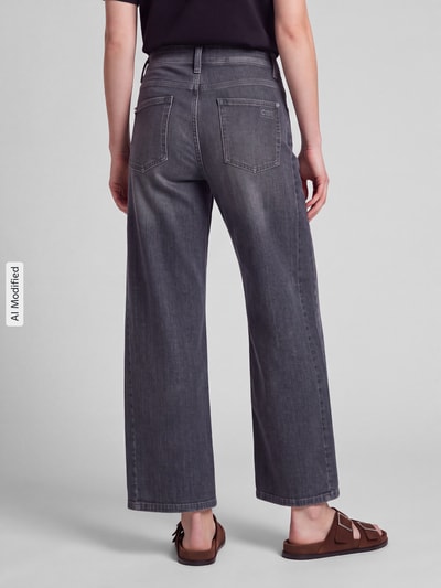 Frauenmodel trägt Barrel Jeans aus reiner Baumwolle Modell 'ORLA' von CAMBIO, grauer Denim, locker geschnitten, Ganzkörperansicht Rückansicht, KI-modifiziertes Bild. Damen Barrel Jeans von CAMBIO.