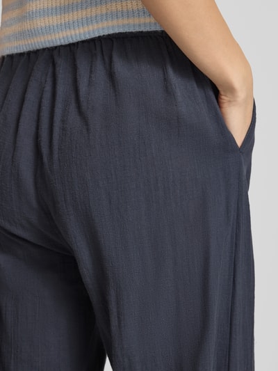 Frauenmodel trägt Loose Fit Weite Hose aus reiner Baumwolle Modell 'TIZANA' von Only, Optik: Unifarben, Eingrifftasche, Detailaufnahme