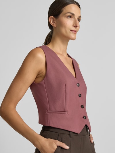 Vrouwenmodel draagt Regular Fit bodywarmer met viscose van Christian Berg Woman Selection, elastische materiaalmix, paspelzakken, knoopsluiting, ruglengte maat 36: 41 cm, schouderbreedte 30 cm, borstwijdte 30 cm, detailopname bovenlichaam