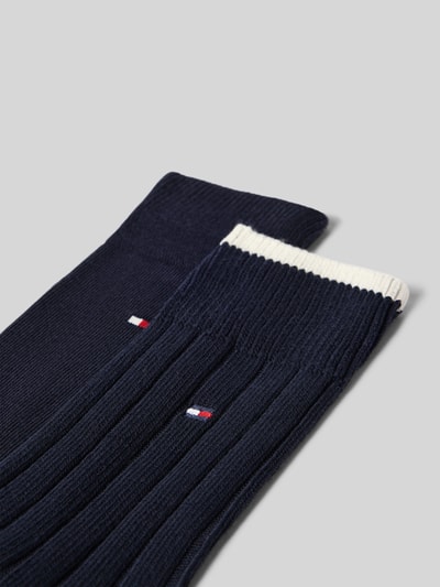 Produktfoto, Socken aus Baumwoll-Mix von Tommy Hilfiger, dunkelblau mit weißen und roten Details, strukturierte Oberfläche, Herren Socken