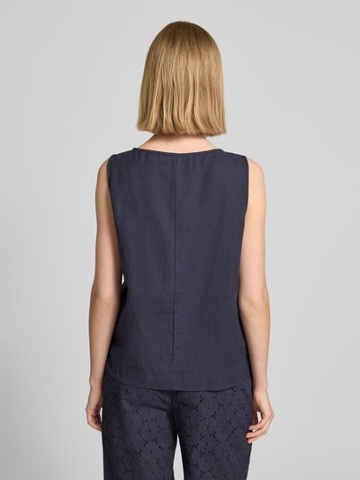 Frauenmodel trägt Blusentop aus Leinen mit Rundhalsausschnitt von Christian Berg Woman, Regular-Fit, Rückenlänge 54 cm, Ganzkörperansicht Rückansicht.