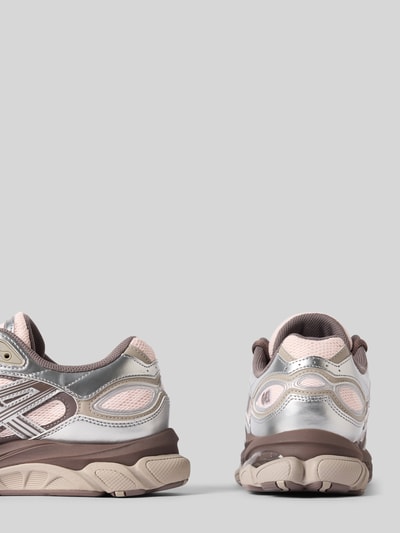 Produktfoto, Sneaker mit Schnürung Modell 'GEL-NYC 2.0' von ASICS in Rosa, Silber und Beige, abgerundete Spitze, Label-Details, strukturierte Oberfläche, Absatzhöhe 4 cm, Schafthöhe 7 cm, Schaftweite 9 cm