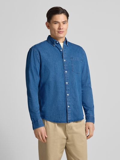 Męski model nosi Freizeithemd mit Knopfleiste od MCNEAL, niebieska bawełna, regular fit, kołnierzyk button-down, widok z przodu, zdjęcie całej sylwetki.