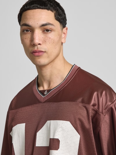 Männermodel trägt T-Shirt in Semitransparenter-Optik von REVIEW, V-Ausschnitt, Halbarm, Rückenlänge 67 cm, Nahaufnahme Oberkörper.