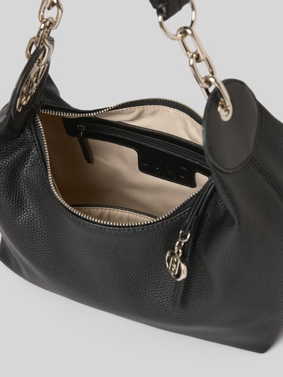 Produktfoto, Handtasche in Leder-Optik von Liu Jo White, schwarze Oberfläche, Ketten-Trageriemen, Logo-Detail, Hauptfach und Innenfach mit Reißverschluss, Maße 28x28x10 cm, Schulterriemen 36 cm, strukturierte Textur, Markenlabel im Inneren sichtbar
