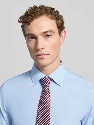 Męski model nosi Slim Fit Businesshemd aus Popeline mit Stretch-Anteil od BOSS, mieszanka bawełny i elastanu, kołnierzyk typu kent, listwa guzikowa na całej długości, sportowe mankiety, zaokrąglony dół, łatwa pielęgnacja, długość tyłu 76 cm, szerokość ramion 47 cm, długość rękawów 67 cm, krótka perspektywa na górną część ciała.