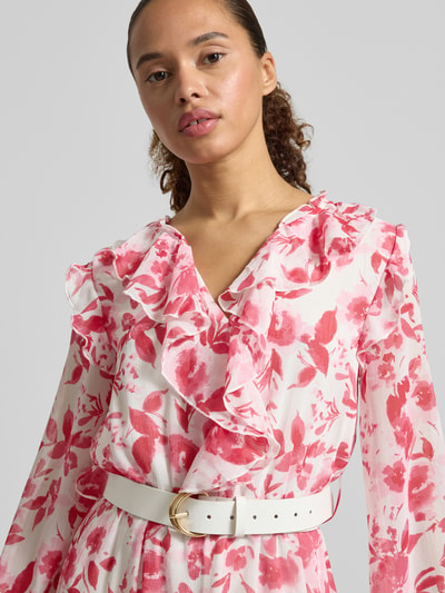Vrouwenmodel draagt Midikleid mit Volants Modell 'Scarlet' van ZABAIONE, getailleerde fit, serafino-hals, riem, roze-wit bloemmotief, detailopname bovenlijf.
