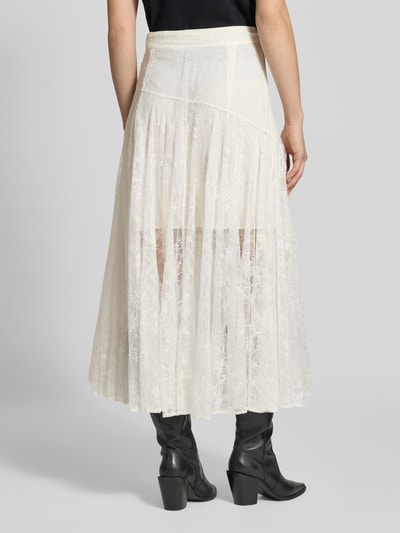 Frauenmodel trägt Spitzenrock in A-Linie Modell 'LEA' von Copenhagen Muse, cremefarben, transparente Spitze, Ganzkörperansicht Rückansicht.