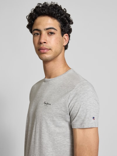 Männermodel trägt Slim Fit T-Shirt aus Baumwoll-Mix Modell 'ORIGINAL BASIC 3' von Pepe Jeans in meliertem Hellgrau, Nahaufnahme Oberkörper.