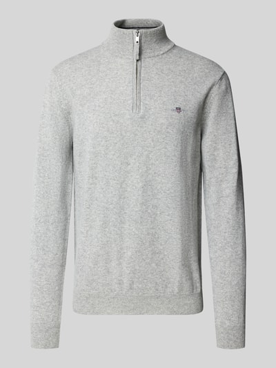Produktfoto, Pullover aus reiner Wolle von GANT, hellgrauer Feinstrick, hochgeschlossener Troyer-Kragen mit Reißverschluss, lange Ärmel