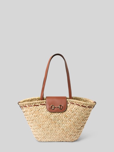 Produktfoto, Shopper aus reiner Baumwolle in Bast-Optik Modell 'CIES' von Mango, offenes Hauptfach, lange Tragehenkel, Zier-Applikation in metallic, Maße: 65 cm Breite, 33 cm Länge, 32 cm Tiefe, 59 cm Länge Schulterriemen, Naturtöne mit braunen und metallischen Details, geflochtene Textur.
