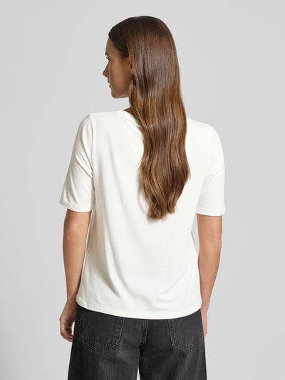 Frauenmodel trägt T-Shirt mit Motiv-Print von More & More aus Baumwoll-Modal-Mix mit Stretch-Anteil, Regular-Fit, Rückenansicht.
