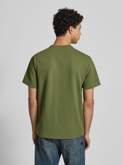 Männermodel trägt Regular Fit T-Shirt mit Strukturmuster von G-Star Raw in Grün mit Rundhalsausschnitt, Rückenlänge 71 cm, Ganzkörperansicht Rückansicht.