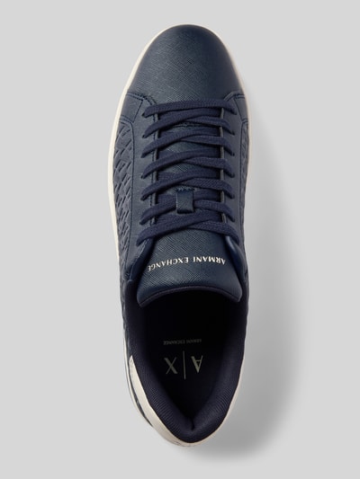 Produktfoto, Sneaker mit Schnürung und Logo-Muster von Armani Exchange in Dunkelblau mit Abgerundete-Spitze, Label-Detail, Absatzhöhe 3 cm, Schafthöhe 8 cm, Schaftweite 10 cm bei Größe 44