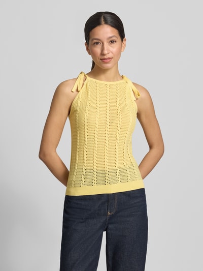 Frauenmodel trägt Relaxed Fit Trägertop aus Baumwoll-Mix Modell 'LUX LIGHT' von Vero Moda, Optik: Unifarben, Lochstrickmuster, Rundhals, Strick, Nahaufnahme Oberkörper.