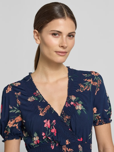Frauenmodel trägt Regular Fit Maxikleid aus reiner Viskose mit V-Ausschnitt von Apricot, floraler Allover-Print, Nahaufnahme Oberkörper.