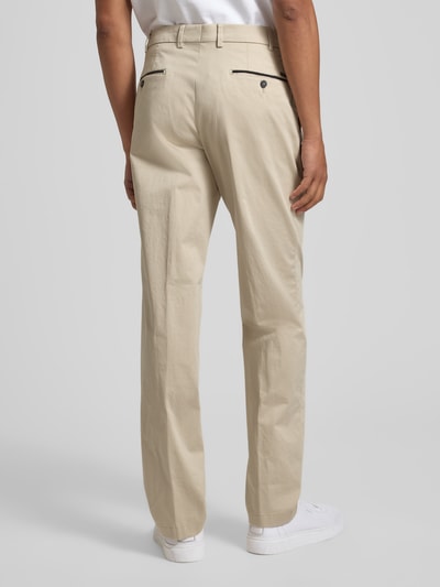 Männermodel trägt Chino mit Eingrifftaschen Modell 'Peaker' von Hiltl in Beige, Baumwoll-Elasthan-Mix, Regular Fit, Ganzkörperansicht Rückansicht.