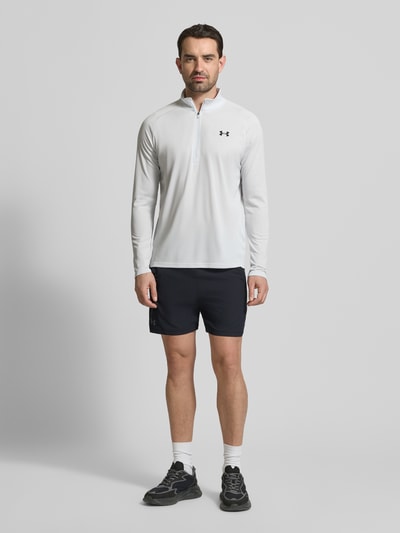 Männermodel trägt Straight Fit Shorts mit Logo-Print Modell 'Vanish' von Under Armour, Schwarz, elastischer Bund, Eingrifftaschen, Ganzkörperansicht von vorne.