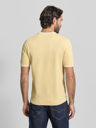 Męski model nosi Regular Fit T-Shirt in Strick-Optik von Christian Berg Men, czysta bawełna, krój regular fit, żółty, widok z tyłu, całe ciało.