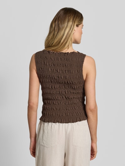 Frauenmodel trägt Top mit Smok-Details und Rundhalsausschnitt von Jake*s Casual aus Baumwoll-Mix mit Stretch-Anteil in Braun, Körpernaher-Schnitt, strukturierte Oberfläche, Rückenlänge bei Größe 38: 51 cm, Ganzkörperansicht Rückansicht.