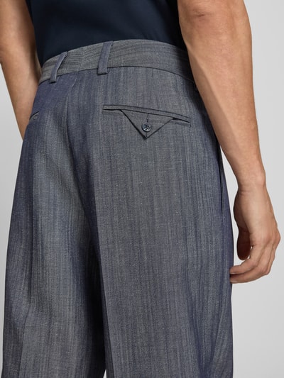 Männermodel trägt Modern Fit Anzughose aus Schurwoll-Leinen-Mix Modell 'FLIPS251X' von HUGO w melanżowym stylu, splot twill, szlufki na pasek, tylna kieszeń z guzikiem, materiał: mieszanka żywej wełny i lnu, wykończenie: twill, krój modern fit, średni stan, długość regularna, widoczna melanżowa faktura; detal: tylna kieszeń z guzikem; Ganzkörperansicht Rückansicht.