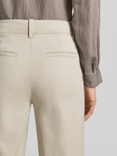 Frauenmodel trägt Regular Fit Hose aus Baumwoll-Mix mit Lyocell-Anteil von Marc O'Polo, unifarben, angedeutete Gesäßtaschen, Detailaufnahme Rückansicht.