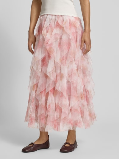 Vrouwenmodel draagt A-lijn maxi-rok met ruchesmodel 'SKY' van Only, all-over bloemenpatroon, tule, elastische tailleband, regular fit, detailopname onderlichaam.