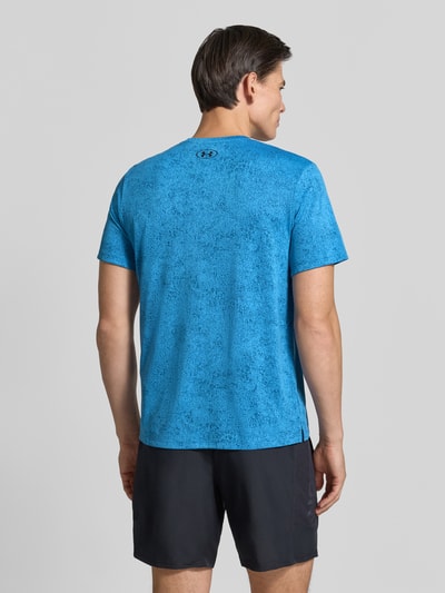 Männermodel trägt Regular Fit Sport-T-Shirt mit Strukturmuster Modell 'Pixelate' von Under Armour in Blau und Schwarz, Ganzkörperansicht Rückansicht.