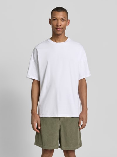 Männermodel trägt Herren T-Shirt mit Rundhalsausschnitt Modell 'FIZVALLEY' von American Vintage, Loose-Fit aus Reine Baumwolle, Ganzkörperansicht von vorne.