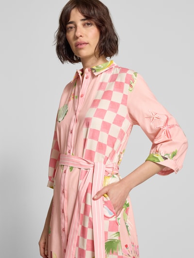 Frauenmodel trägt Hemdblusenkleid mit Bindegürtel und 3/4-Arm von Smith and Soul, rosa-weiß kariert, florale Details, Nahaufnahme Oberkörper. A-Linie, Viskose-Baumwoll-Mix, Hemdblusenkragen, Knopfleiste, Allover-Look.