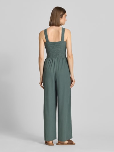 Frauenmodel trägt Regular Fit Jumpsuit mit gesmoktem Rumpf Modell 'ELISE' von Only, Optik: Unifarben, Ganzkörperansicht Rückansicht.