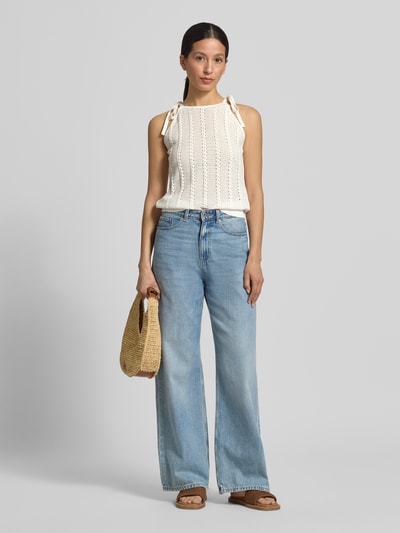 Frauenmodel trägt Relaxed Fit Trägertop aus Baumwoll-Mix Modell 'LUX LIGHT' von Vero Moda in Optik: Unifarben, Lochstrickmuster, Rundhals-Ausschnitt, Trägerform: Bindebänder, Rumpfabschluss: Gerippt, Materialverarbeitung: Strick, Ganzkörperansicht von vorne.