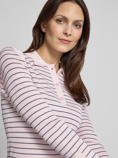 Modelka nosi Langarmshirt mit Polokragen Modell 'VERAN' od Copenhagen Muse, wiskozowa mieszanka ze stretchem, krój slim fit, paski, bladoróżowy z granatowym, koszulowy kołnierzyk, listewka z guzikami, długość tyłu w rozmiarze S: 55 cm, długość rękawa w rozmiarze S: 55 cm, zbliżenie na górną część ciała