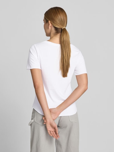 Frauenmodel trägt T-Shirt mit Rundhalsausschnitt von Juvia aus Baumwoll-Mix, taillierter Schnitt, Used-Look-Saum, kurzärmelig, Rückenlänge 59 cm, Ganzkörperansicht Rückansicht