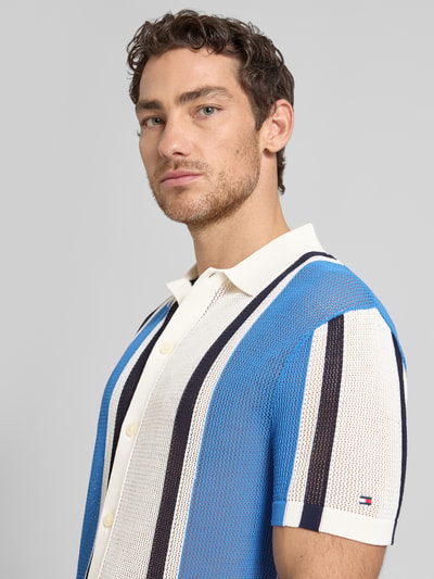 Männermodel trägt Relaxed Fit Freizeithemd aus Baumwoll-Mix von Tommy Hilfiger, Mehrfarbig, Mesh-Optik, Struktur, Logo-Stitching, Nahaufnahme Oberkörper.