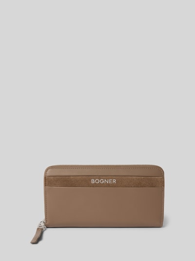 Produktfoto, portemonnee met logodetail model 'Ela' van BOGNER in bruin, hoofdvak met ritssluiting, ritsvak binnenin, damesaccessoire