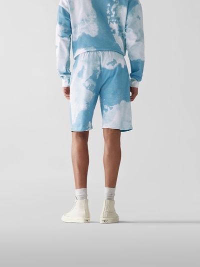 Blue Sky Inn Sweatshorts in Batik-Optik Hellblau 5