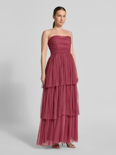 Vrouwenmodel draagt Regular Fit avondjurk met ruches van LACE & BEADS in bessenrood mesh, getailleerd, strapless, A-lijn, geheel vooraanzicht.