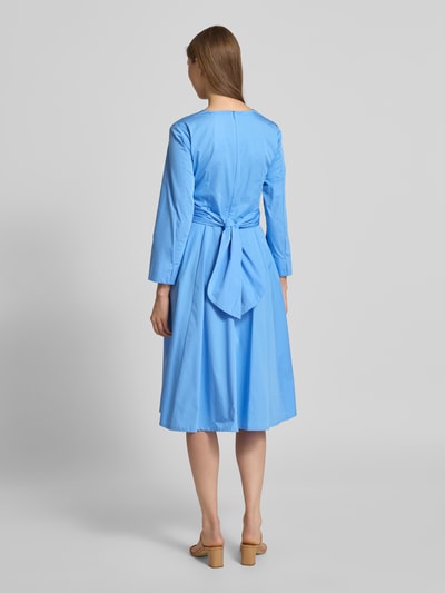 MAX&Co. Knielanges Kleid mit Eingrifftaschen Modell 'DISCO' Hellblau 5