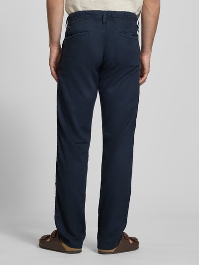 Mannenmodel draagt Relaxed Fit Hose aus Baumwoll-Leinen-Mix Modell 'KANE' van Jack & Jones, marineblauw, elastische tailleband, achterzakken, katoen-linnen mix, context: herenbroek, binnenbeenlengte 82 cm, taillewijdte 42 cm, volledige lichaamsweergave achterkant.