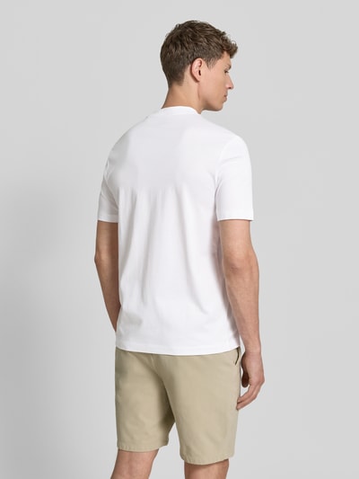 Mężczyzna nosi Regular Fit T-Shirt aus reiner Baumwolle Modell 'C-THOMPSON 41' von BOSS, gładka biel, krój regular fit, bawełna, widok z tyłu, zdjęcie całopostaciowe
