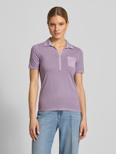 Kobiece model nosi Regular Fit Poloshirt aus reiner Baumwolle od Marc O'Polo, efekt: jednolity kolor, krój regular fit, aplikacja: nadruk z logo, kołnierzyk polo, zapięcie: krótka listwa guzikowa, rękaw: krótki rękaw, brustasza, wykończenie materiału: dżersej, materiał: bawełna, ganzkörperansicht z przodu