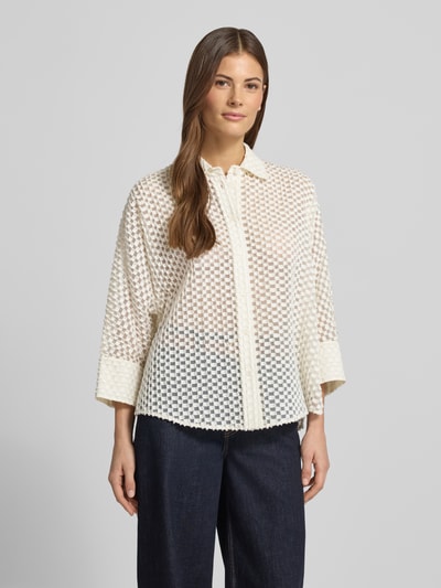 Modelka nosi Relaxed Fit Hemdbluse in semitransparentem Design od Windsor, bawełniany miks, krój relaxed fit, półprzezroczysty materiał, kołnierz koszulowy, rękaw 3/4, długość tyłu w rozmiarze 36: 68 cm, długość rękawa w rozmiarze 36: 48 cm, kremowa siateczkowa tekstura, ciemne spodnie, całkowity widok z przodu.