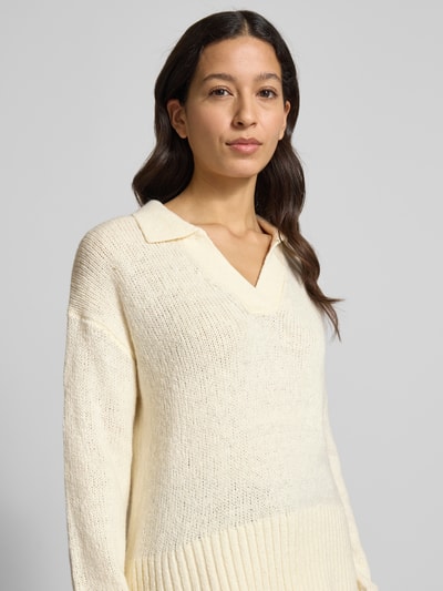 Frauenmodel trägt Strickpullover mit V-Ausschnitt von Fynch-Hatton aus Baumwoll-Mix mit Stretch-Anteil, cremefarben, Nahaufnahme Oberkörper.