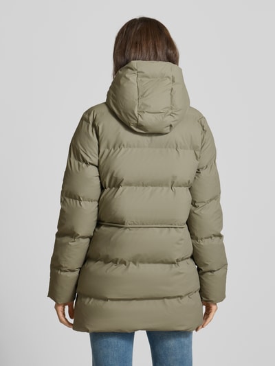 RAINS Steppjacke mit Eingrifftaschen Modell 'Alta Long' Schilf 5