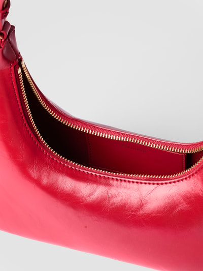 Produktfoto, Henkeltasche mit Label-Detail von CK Calvin Klein, intensywnie czerwony kolor, gładka błyszcząca faktura, złoty zamek