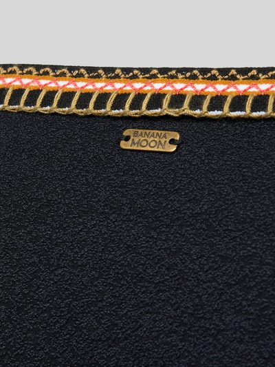 Produktfoto, Bikini-Slip mit Schnürung Modell 'SIMA SANTANY' von Banana Moon, czarny materiał, kolorowe przeszycia, detal tkaniny