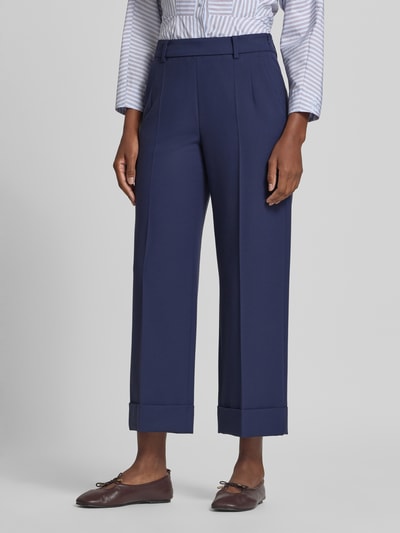 Frauenmodel trägt Wide Fit Hose mit Viskose-Anteil von windsor., dunkelblau mit Bügelfalten, elastischer Material-Mix, Ganzkörperansicht von vorne.